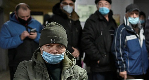 Пожилые люди в защитных масках. Фото: REUTERS/Alexey Malgavko Пожилые люди в защитных масках. Фото: REUTERS/Alexey Malgavko