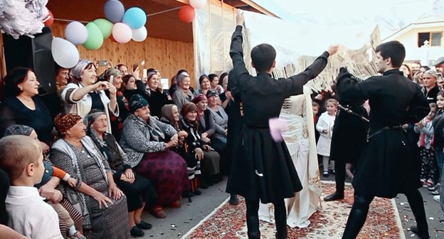 Традиционный танец. Скриншот видео https://vimeo.com/gorkyfilmstudio Традиционный танец. Скриншот видео https://vimeo.com/gorkyfilmstudio