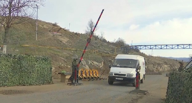 Российские миротворцы обеспечивают безопасность движения автотранспорта через Лачинский коридор. Фото пресс-службы МО России http://mil.ru/russian_peacekeeping_forces/news/more.htm?id=12343470@egNews Российские миротворцы обеспечивают безопасность движения автотранспорта через Лачинский коридор. Фото пресс-службы МО России http://mil.ru/russian_peacekeeping_forces/news/more.htm?id=12343470@egNews