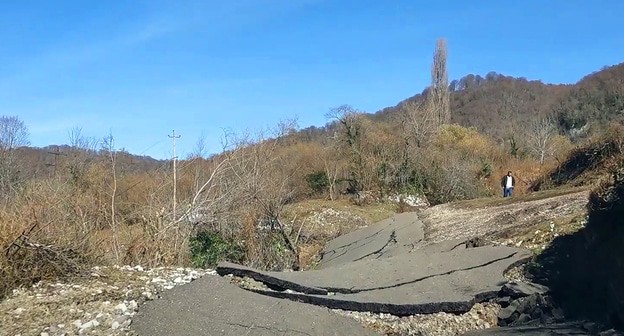 Дорога в село Бедиа после оползня. Кадр видео
Sputnik Абхазия https://www.youtube.com/watch?v=idVSNoJgXtg&feature=emb_logo Дорога в село Бедиа после оползня. Кадр видео
Sputnik Абхазия https://www.youtube.com/watch?v=idVSNoJgXtg&feature=emb_logo