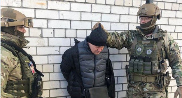 Задержанный по подозрению в покушении на Адама Осмаева и Амину Окуеву. Фото: пресс-служба МВД Украины https://mvs.gov.ua/ua/news/27356_Arsen_Avakov_Policiya_zatrimala_grupu_killeriv_yaki_obgruntovano_pidozryuyutsya_u_vbivstvi_Amini_Okuvoi_.htm Задержанный по подозрению в покушении на Адама Осмаева и Амину Окуеву. Фото: пресс-служба МВД Украины https://mvs.gov.ua/ua/news/27356_Arsen_Avakov_Policiya_zatrimala_grupu_killeriv_yaki_obgruntovano_pidozryuyutsya_u_vbivstvi_Amini_Okuvoi_.htm
