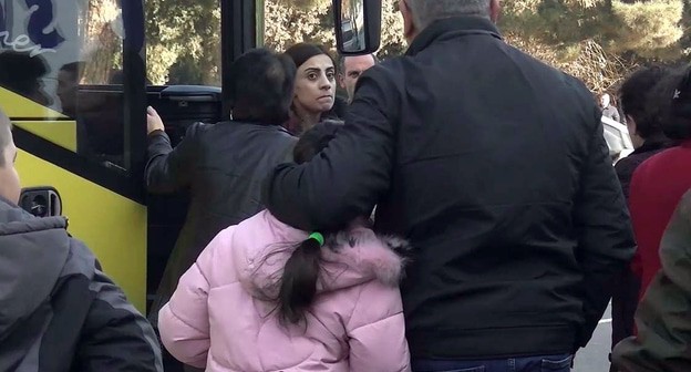 Жители Нагорного Карабаха вернулись из Армении на бесплатных автобусах из Еревана. Степанакерт. Январь 2021 года. Фото Алвард Григорян для "Кавказского узла" Жители Нагорного Карабаха вернулись из Армении на бесплатных автобусах из Еревана. Степанакерт. Январь 2021 года. Фото Алвард Григорян для "Кавказского узла"