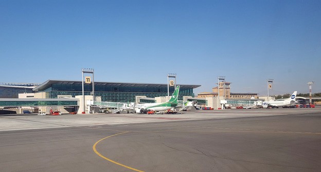 Аэропорт Еревана. Фото Ori~ https://commons.wikimedia.org/wiki/Category:Zvartnots_International_Airport Аэропорт Еревана. Фото Ori~ https://commons.wikimedia.org/wiki/Category:Zvartnots_International_Airport