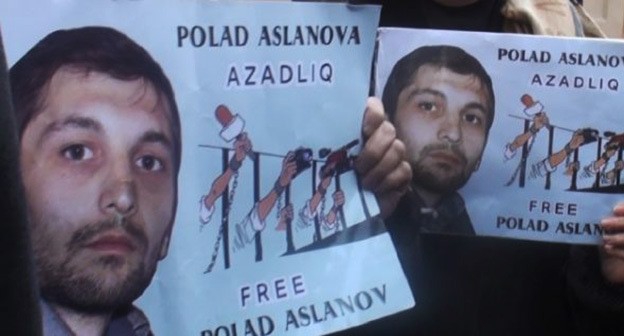 Участники акции держит плакат с изображением Полада Асланова. Скриншот видео "
Amerikanın Səsi" https://www.youtube.com/watch?v=MeItCVwfF20 Участники акции держит плакат с изображением Полада Асланова. Скриншот видео "
Amerikanın Səsi" https://www.youtube.com/watch?v=MeItCVwfF20