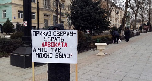 Зайнаб Рабаданова в одиночном пикете. 19 февраля 2021 года. Фото Расула Магомедова для "Кавказского узла" Зайнаб Рабаданова в одиночном пикете. 19 февраля 2021 года. Фото Расула Магомедова для "Кавказского узла"