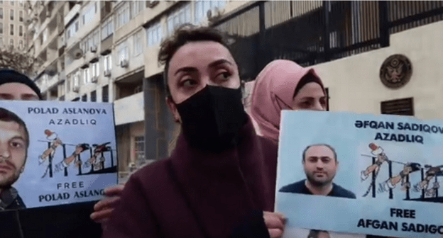 Участницы акции в Баку. Кадр видеотрансляции на странице Севиндж Садыговой в facebook. Участницы акции в Баку. Кадр видеотрансляции на странице Севиндж Садыговой в facebook.
