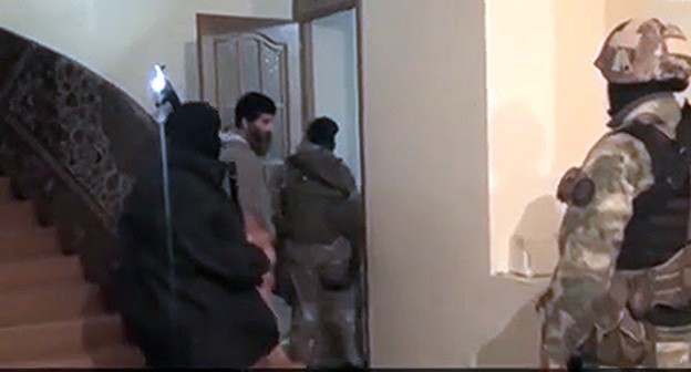 Задержание Багавудина Омарова. Кадр видео https://www.ntv.ru/video/1657441/ Задержание Багавудина Омарова. Кадр видео https://www.ntv.ru/video/1657441/