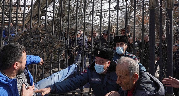 Сотрудники полиции и участники акции протеста. Ереван, 25 февраля 2021 года. Фото: REUTERS/Artem Mikryukov Сотрудники полиции и участники акции протеста. Ереван, 25 февраля 2021 года. Фото: REUTERS/Artem Mikryukov
