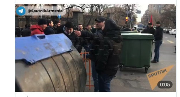 Активисты заблокировали здание парламента Армении. 25 февраля 2021 года. Скриншот видео https://t.me/SputnikArmenia/14344 Активисты заблокировали здание парламента Армении. 25 февраля 2021 года. Скриншот видео https://t.me/SputnikArmenia/14344