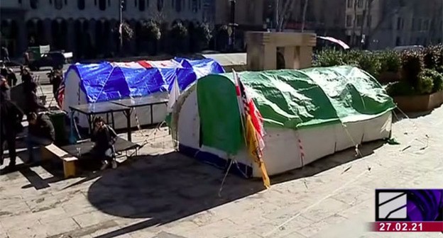 На месте проведения акции протеста в Тбилиси. Стопкадр видеорепортажа телеканала "Рустави-2". На месте проведения акции протеста в Тбилиси. Стопкадр видеорепортажа телеканала "Рустави-2".