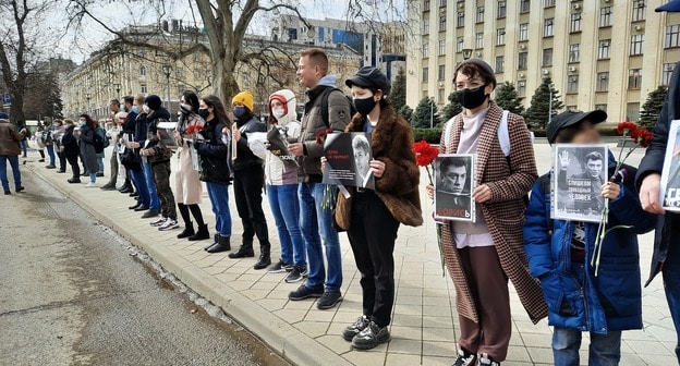 Пикет в память о Немцове в Краснодаре. Фото Анны Грицевич для "Кавказского узла" Пикет в память о Немцове в Краснодаре. Фото Анны Грицевич для "Кавказского узла"