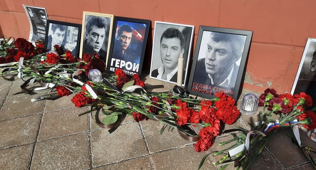 Стихийный мемориал памяти Бориса Немцова в Краснодаре. 27 февраля 2021 года. Фото Анны Грицевич для "Кавказского узла". Стихийный мемориал памяти Бориса Немцова в Краснодаре. 27 февраля 2021 года. Фото Анны Грицевич для "Кавказского узла".