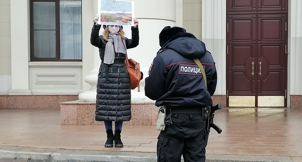 Полицейский переписывает данные участницы акции. 27 февраля 2021 г. Фото Татьяны Филимоновой для "Кавказского узла" Полицейский переписывает данные участницы акции. 27 февраля 2021 г. Фото Татьяны Филимоновой для "Кавказского узла"