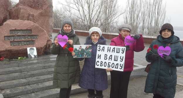 Волгоградские активисты у памятника жертвам политическим репрессий. 27 февраля 2021 года. Фото Татьяны Филимоновой для "Кавказского узла". Волгоградские активисты у памятника жертвам политическим репрессий. 27 февраля 2021 года. Фото Татьяны Филимоновой для "Кавказского узла".