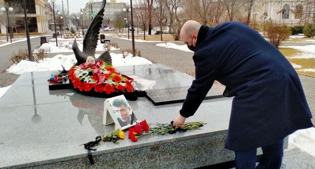 Возложение цветов в годовщину убийства Бориса Немцова. Астрахань, 27 февраля 2021 года. Фото Алены Садовской для "Кавказского узла" Возложение цветов в годовщину убийства Бориса Немцова. Астрахань, 27 февраля 2021 года. Фото Алены Садовской для "Кавказского узла"