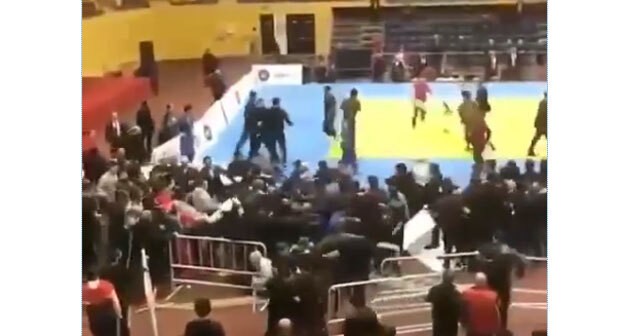 Массовая драка на турнире по дзюдо в Каспийске. Кадр видео Telegram-канала "База" https://t.me/bazabazon/6212 Массовая драка на турнире по дзюдо в Каспийске. Кадр видео Telegram-канала "База" https://t.me/bazabazon/6212