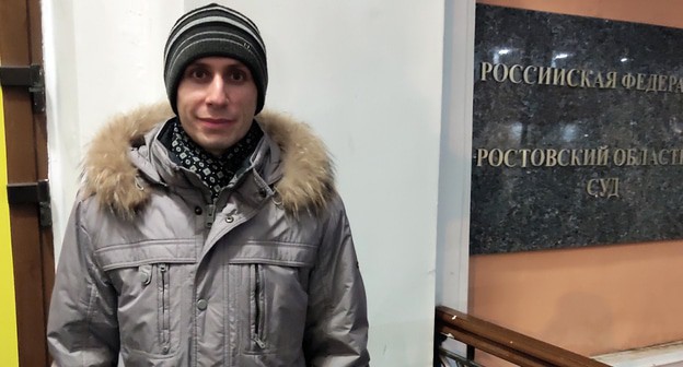 Руслан Алыев у здания Ростовского облсуда, 1 марта 2021 года. Фото Константина Волгина для "Кавказского узла"
