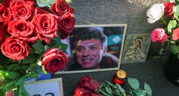 Портрет Бориса Немцова и цветы. Фото: REUTERS/Tatyana Makeyeva Портрет Бориса Немцова и цветы. Фото: REUTERS/Tatyana Makeyeva