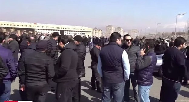 Акция протеста ветеранов боевых действий в Ереване. Стоп-кадр видеоролика со страницы https://news.am/rus/news/632361.html Акция протеста ветеранов боевых действий в Ереване. Стоп-кадр видеоролика со страницы https://news.am/rus/news/632361.html