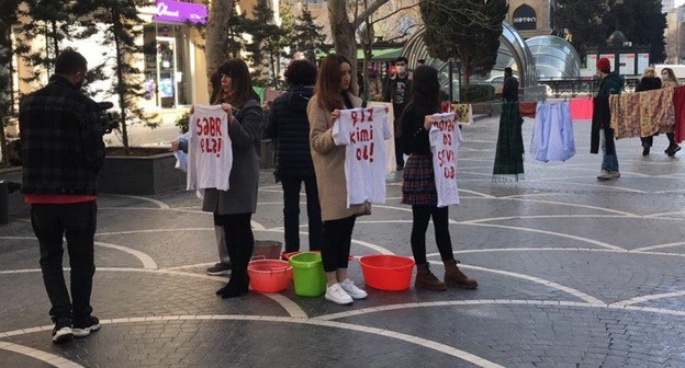 Акция в Баку. Фото пресс-службы театра ADO. https://www.facebook.com/adotheatre/photos/pcb.3538478116263120/3538478016263130 Акция в Баку. Фото пресс-службы театра ADO. https://www.facebook.com/adotheatre/photos/pcb.3538478116263120/3538478016263130
