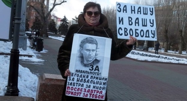 Активистка Галина Заболотнева требует освободить Навального. Волгоград, 7 марта 2021 года. Фото Татьяны Филимоновой для "Кавказского узла". Активистка Галина Заболотнева требует освободить Навального. Волгоград, 7 марта 2021 года. Фото Татьяны Филимоновой для "Кавказского узла".