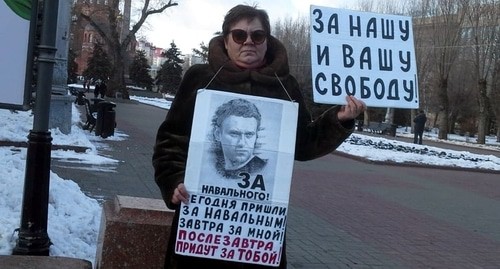 Активистка Галина Заболотнева требует освободить Навального. Волгоград, 7 марта 2021 года. Фото Татьяны Филимоновой для "Кавказского узла". Активистка Галина Заболотнева требует освободить Навального. Волгоград, 7 марта 2021 года. Фото Татьяны Филимоновой для "Кавказского узла".