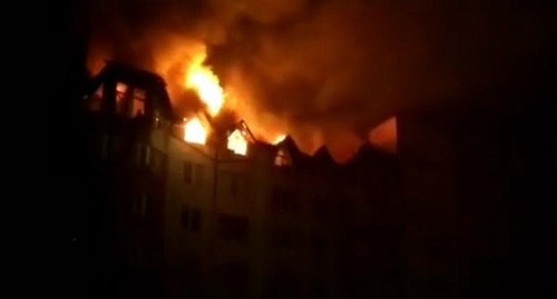 Пожар в восьмиэтажном жилом доме на улице Лазурной в Анапе. 12 марта 2021 года. Скриншот видео: © пресс-служба ГУ МЧС России по Краснодарскому краю Пожар в восьмиэтажном жилом доме на улице Лазурной в Анапе. 12 марта 2021 года. Скриншот видео: © пресс-служба ГУ МЧС России по Краснодарскому краю