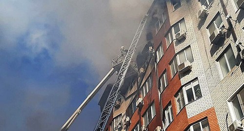 Пожар в восьмиэтажном жилом доме на улице Лазурной в Анапе. 12 марта 2021 года. Фото: пресс-служба МЧС России Пожар в восьмиэтажном жилом доме на улице Лазурной в Анапе. 12 марта 2021 года. Фото: пресс-служба МЧС России