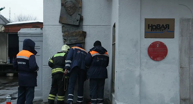 Сотрудники МЧС и работники "Мосгаза" возле входа в здание в котором находится редакция "Новой газеты". Москва, 15 марта 2021 г. Фото: Светлана Виданова / «Новая газета» Сотрудники МЧС и работники "Мосгаза" возле входа в здание в котором находится редакция "Новой газеты". Москва, 15 марта 2021 г. Фото: Светлана Виданова / «Новая газета»