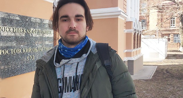 Макар Паламаренко у входа в Ростовский облсуд. Фото Константина Волгина для "Кавказского узла" Макар Паламаренко у входа в Ростовский облсуд. Фото Константина Волгина для "Кавказского узла"