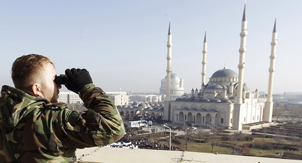 Сотрудник силовых структур. Грозный. Фото: REUTERS/Eduard Korniyenko Сотрудник силовых структур. Грозный. Фото: REUTERS/Eduard Korniyenko