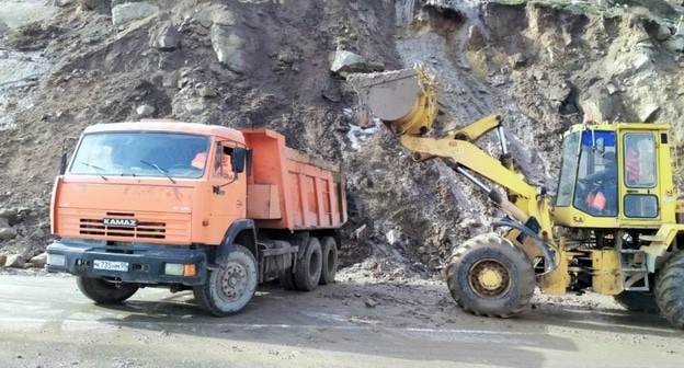 Дорожные службы расчищают участки федеральной трассы Махачкала-Гуниб. Фото пресс-службы минтранса Дагестана http://www.mintransdag.ru/news/item/2824 Дорожные службы расчищают участки федеральной трассы Махачкала-Гуниб. Фото пресс-службы минтранса Дагестана http://www.mintransdag.ru/news/item/2824