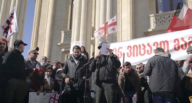 Участники акции протеста в Кутаиси. 14 марта 2021 года. Кадр видео Sputnik Georgia https://www.youtube.com/watch?v=_PYMxCHzptg Участники акции протеста в Кутаиси. 14 марта 2021 года. Кадр видео Sputnik Georgia https://www.youtube.com/watch?v=_PYMxCHzptg