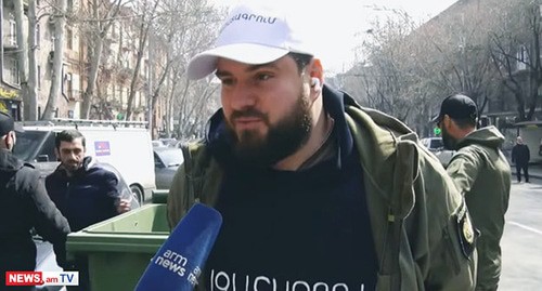 Один из участников акции протеста. Ереван, 16 марта 2021 г. Скриншот видео https://news.am/ https://news.am/rus/news/633964.html Один из участников акции протеста. Ереван, 16 марта 2021 г. Скриншот видео https://news.am/ https://news.am/rus/news/633964.html
