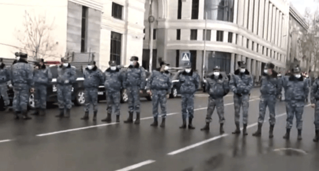 Сотни силовиков стянуты к зданию министерства образования Армении перед визитом Никола Пашиняна. кадр видео https://www.youtube.com/watch?v=TlswvDvnn8c&t=93s Сотни силовиков стянуты к зданию министерства образования Армении перед визитом Никола Пашиняна. кадр видео https://www.youtube.com/watch?v=TlswvDvnn8c&t=93s