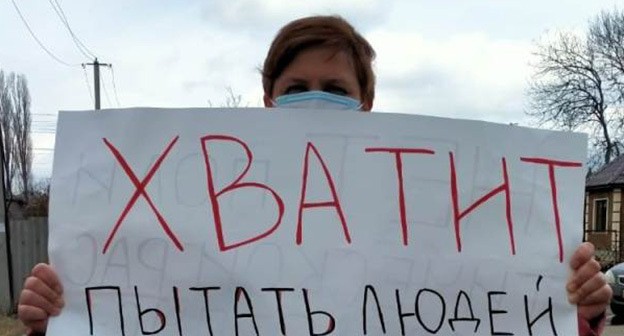 Алена Садовская на пикете у здания Ессентукского горсуда. Фото предоставлено Аленой Садовской для "Кавказского узла" Алена Садовская на пикете у здания Ессентукского горсуда. Фото предоставлено Аленой Садовской для "Кавказского узла"