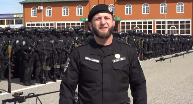 Боец полка полиции особого назначения имени Ахмата Кадырова сообщает о принуждении "взять ответственность, чтобы пресечь оскорбления всего личного состава". Стоп-кадр с видео на странице силового подразделения в Instagram. https://www.instagram.com/tv/CMhmywYoD0L/?igshid=zl4q1r836p4e Боец полка полиции особого назначения имени Ахмата Кадырова сообщает о принуждении "взять ответственность, чтобы пресечь оскорбления всего личного состава". Стоп-кадр с видео на странице силового подразделения в Instagram. https://www.instagram.com/tv/CMhmywYoD0L/?igshid=zl4q1r836p4e