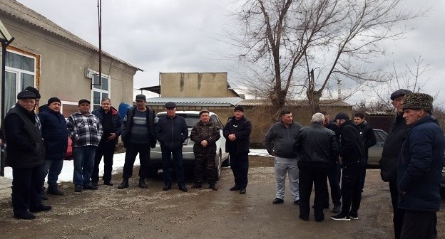 Сход жителей поселка Прогресс. Фото Людмилы Маратовой для "Кавказского узла". Сход жителей поселка Прогресс. Фото Людмилы Маратовой для "Кавказского узла".