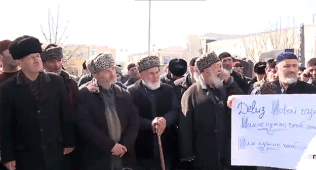 Участники митинга в Грозном 17 марта 2021. кадр видео https://www.instagram.com/p/CMjSUvJpkyJ/ Участники митинга в Грозном 17 марта 2021. кадр видео https://www.instagram.com/p/CMjSUvJpkyJ/