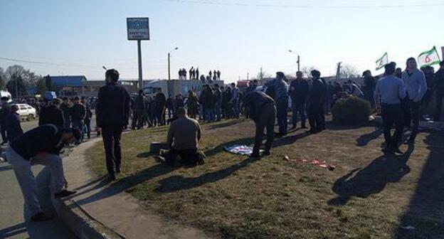 Участники акции протеста в Назрани, март 2019. Фото Умара Йовлоя для "Кавказского узла" Участники акции протеста в Назрани, март 2019. Фото Умара Йовлоя для "Кавказского узла"