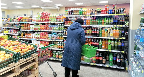 Покупательница в одном из магазинов Волгограда. 18 марта 2021 года. Фото Татьяны Филимоновой для "Кавказского узла". Покупательница в одном из магазинов Волгограда. 18 марта 2021 года. Фото Татьяны Филимоновой для "Кавказского узла".