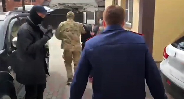 Задержании членов радикальной группировки в Геленджике. 19 марта 2021 г. Фото: скриншот видео Следственный комитет Российской Федерации https://www.youtube.com/watch?v=GDaUz4XpoDw
Задержании членов радикальной группировки в Геленджике. 19 марта 2021 г. Фото: скриншот видео Следственный комитет Российской Федерации https://www.youtube.com/watch?v=GDaUz4XpoDw