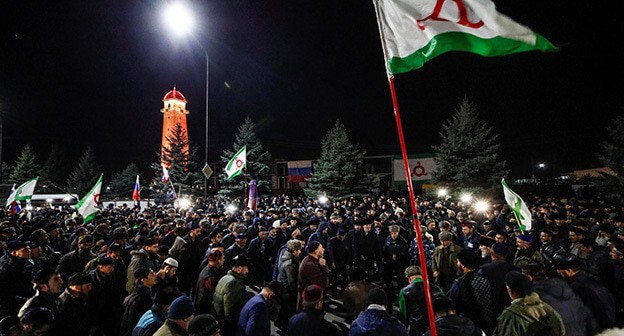 Протестная акция в Магасе. Октябрь 2018 г. Фото: REUTERS/Maxim Shemetov Протестная акция в Магасе. Октябрь 2018 г. Фото: REUTERS/Maxim Shemetov