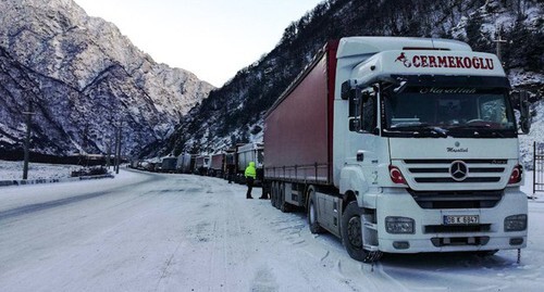 Грузовые автомобили ожидают открытия проезда по Военно-Грузинской дороге. Фото Эммы Марзоевой для "Кавказского узла" Грузовые автомобили ожидают открытия проезда по Военно-Грузинской дороге. Фото Эммы Марзоевой для "Кавказского узла"