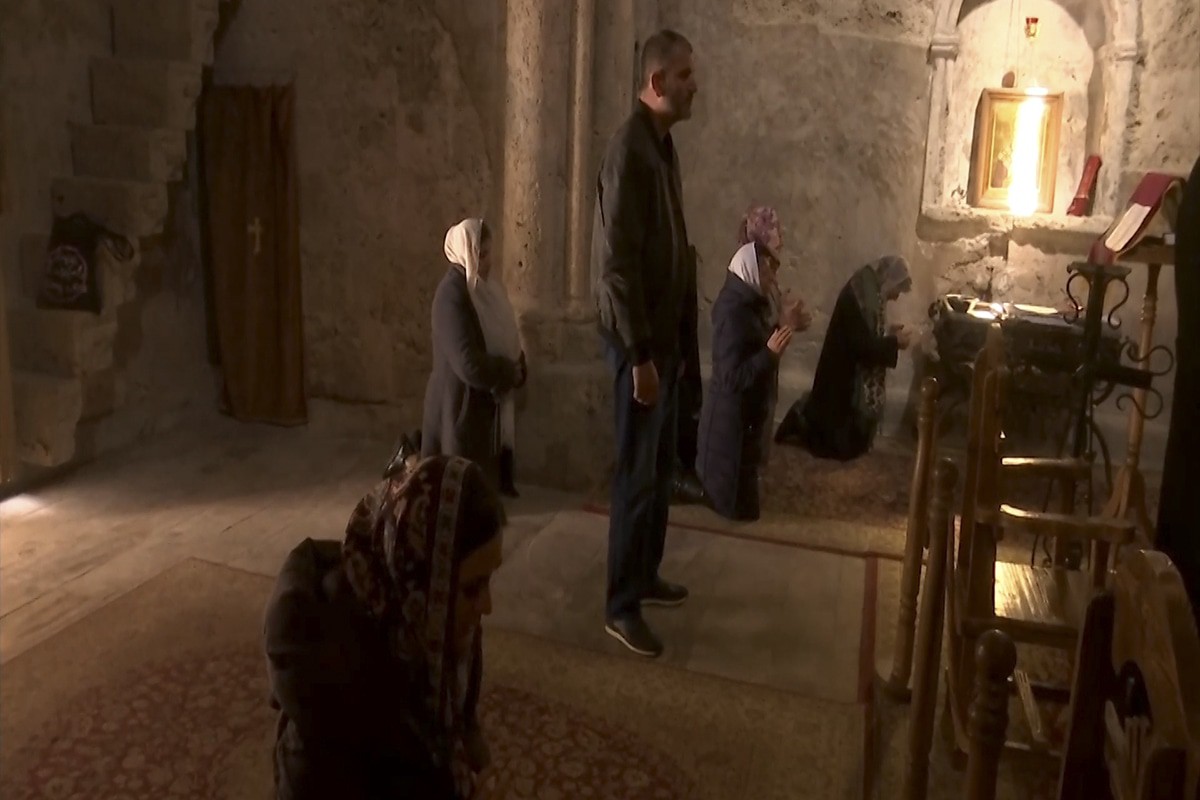 Паломники на территории монастыря. Фото Минобороны России http://mil.ru/russian_peacekeeping_forces/news/more.htm?id=12350121@egNews Паломники на территории монастыря. Фото Минобороны России http://mil.ru/russian_peacekeeping_forces/news/more.htm?id=12350121@egNews