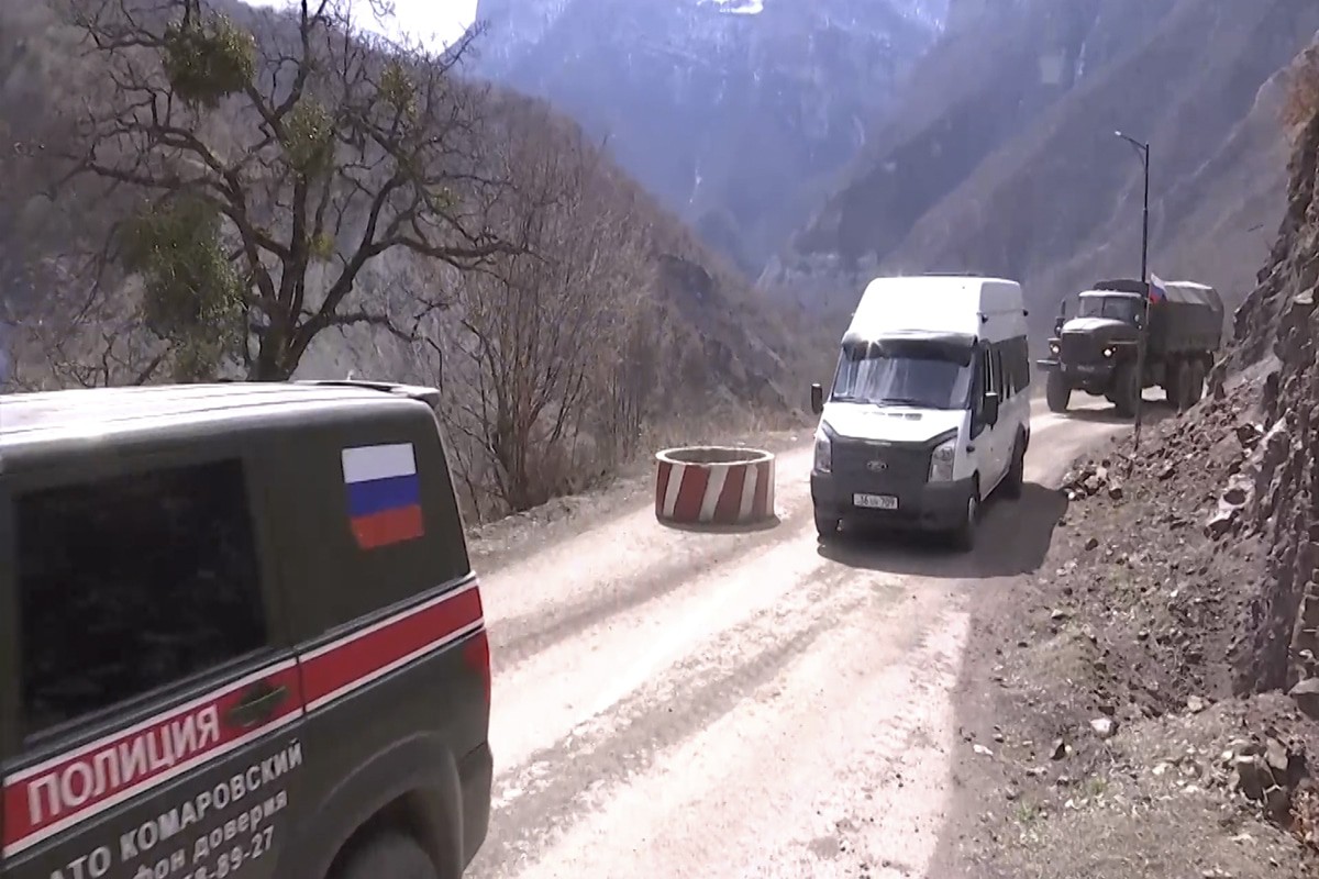 Микроавтобус с паломниками в сопровождении миротворцев. Фото Минобороны России http://mil.ru/russian_peacekeeping_forces/news/more.htm?id=12350121@egNews Микроавтобус с паломниками в сопровождении миротворцев. Фото Минобороны России http://mil.ru/russian_peacekeeping_forces/news/more.htm?id=12350121@egNews