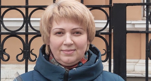 Галина Паркова у входа в Ростовский облсуд. Фото Константина Волгина для "Кавказского узла"
Галина Паркова у входа в Ростовский облсуд. Фото Константина Волгина для "Кавказского узла"