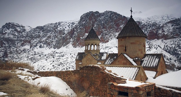 Монастырь Нораванк под Джермуком. Фото lj-user dementievskiy. https://ru.wikipedia.org/wiki/Джермук Монастырь Нораванк под Джермуком. Фото lj-user dementievskiy. https://ru.wikipedia.org/wiki/Джермук