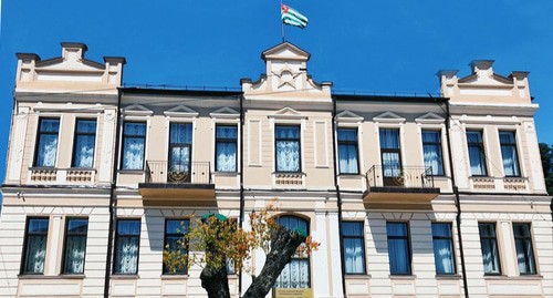 Здание ВС Абхазии. Фото пресс-службы ВС Абхазии https://www.vs-ra.org/obshchaya-informatsiya/about-us/ Здание ВС Абхазии. Фото пресс-службы ВС Абхазии https://www.vs-ra.org/obshchaya-informatsiya/about-us/