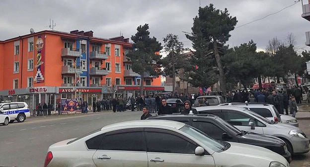 Оппозиция перекрыла улицу в центре Степанакерта. 15 марта 2021 г. Фото Алвард Григорян для "Кавказского узла" Оппозиция перекрыла улицу в центре Степанакерта. 15 марта 2021 г. Фото Алвард Григорян для "Кавказского узла"